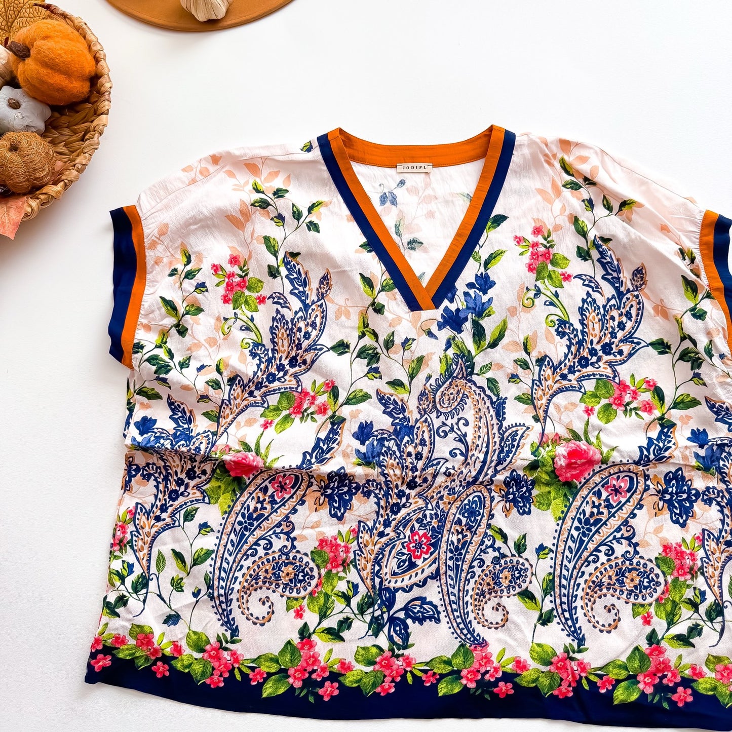 JODIFL paisley floral contrast trim V-neck top